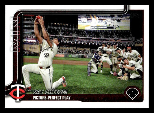 2025 Topps #81 Say Cheese! Picture-Perfect Play