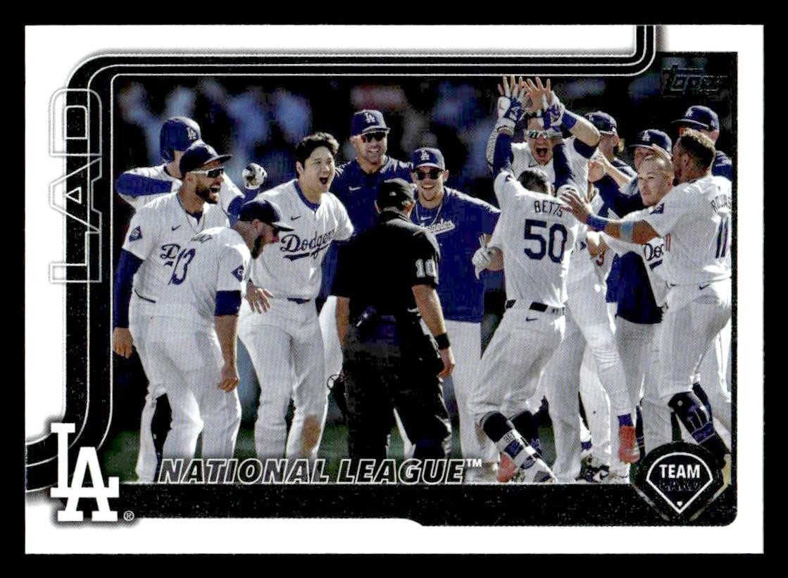 2025 Topps #302 Los Angeles Dodgers